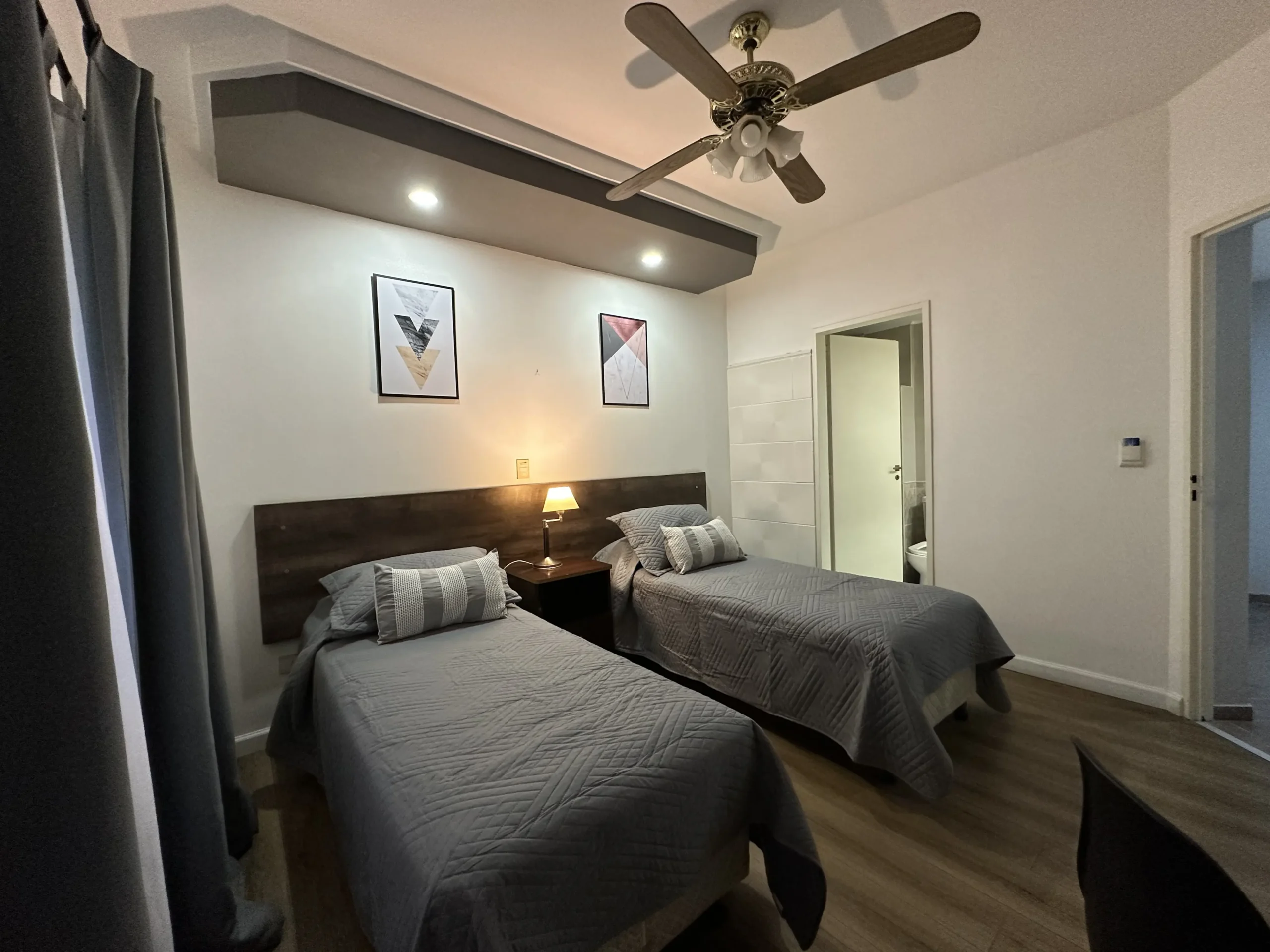 Interior de la habitación doble, equipada con Smart TV y escritorio