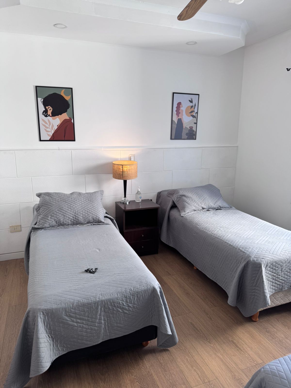 Vista principal de la habitación doble, con dos camas individuales