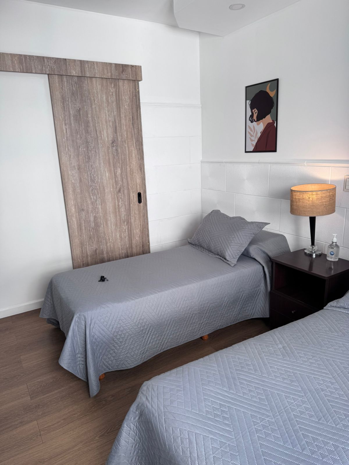 Interior de la habitación doble, equipada con Smart TV y escritorio