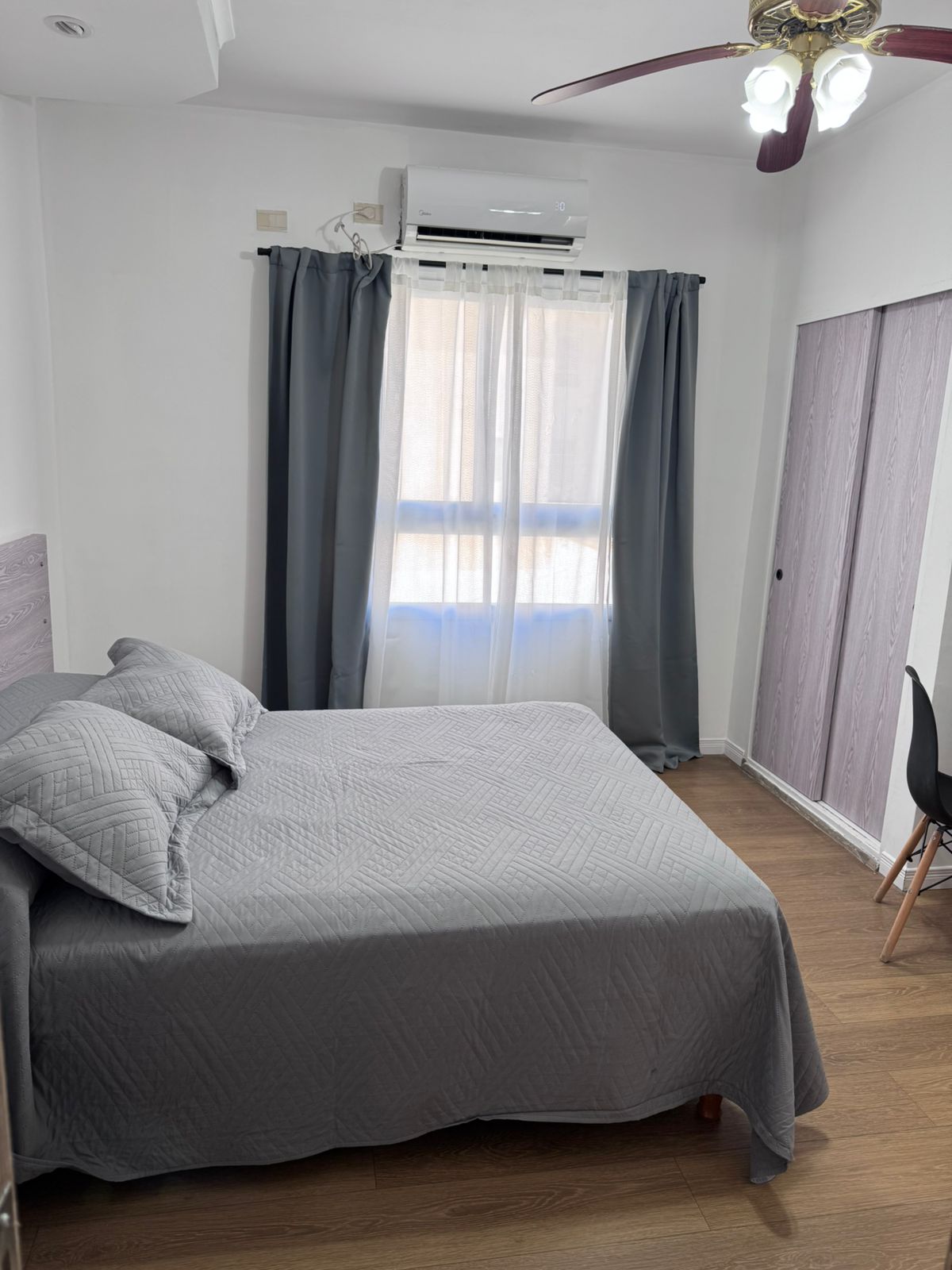 Habitación triple superior con cama matrimonial e individual