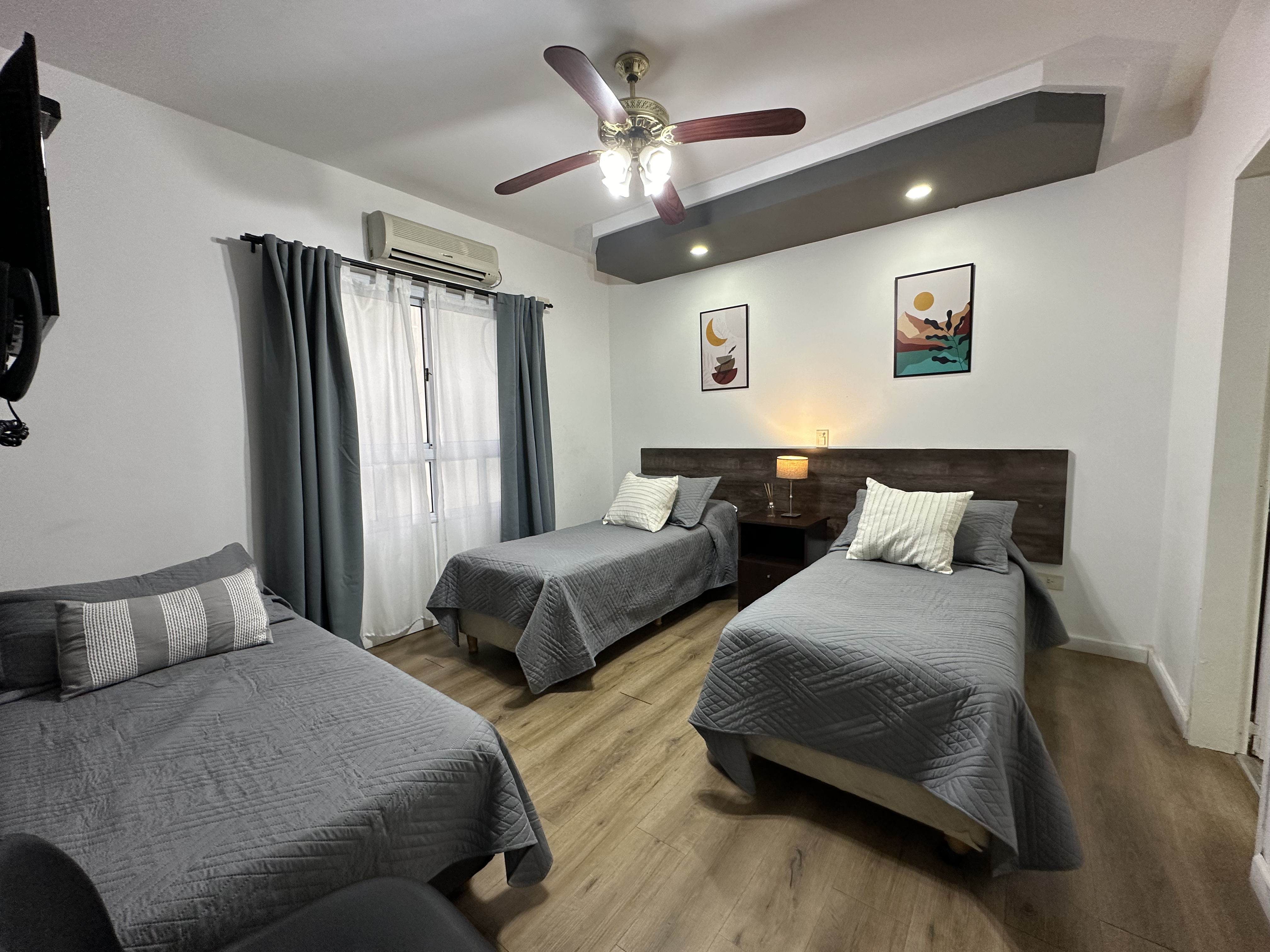 Habitación triple con mobiliario completo y Smart TV