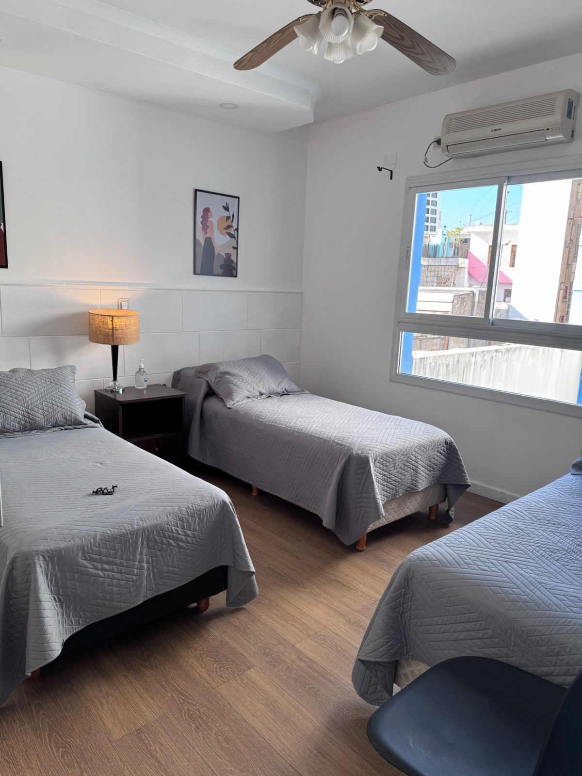 Vista general de la habitación triple con tres camas individuales